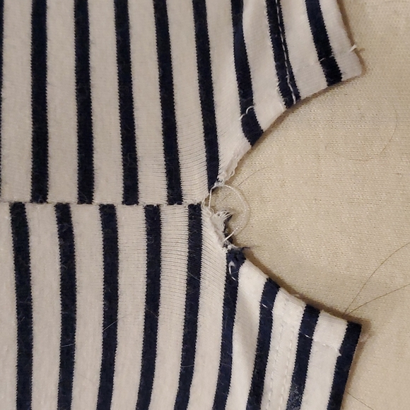 Mock neck sleeveless stripe crop top - Picture 5 of 8